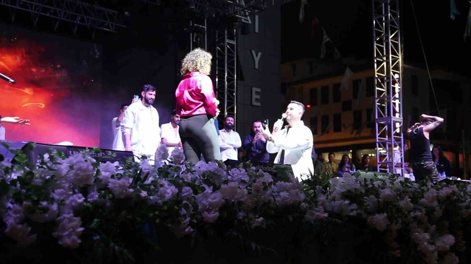 KASTAMONU’DA DÜZENLENEN BURAK BULUT VE KURTULUŞ KUŞ KONSERİNDE SAHNEYE ÇIKAN