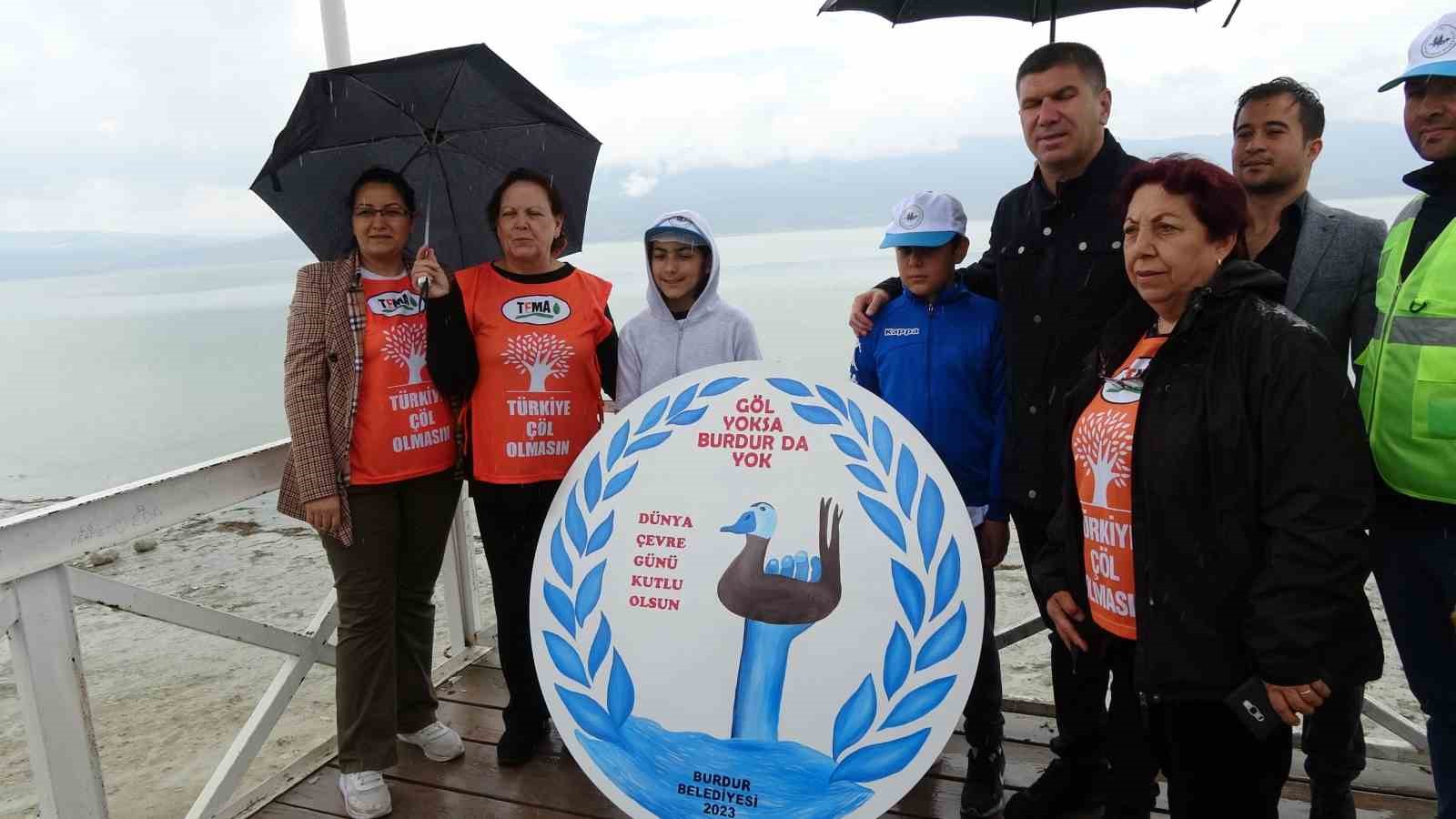 BURDUR’DA BURDUR GÖLÜNÜN KURUMASINA DİKKAT ÇEKMEK AMACIYLA GÖL KENARINA ÇELENK