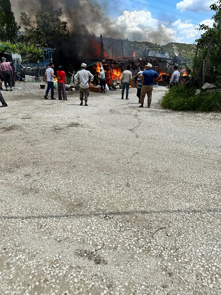 BURDUR'UN BUCAK İLÇESİNDE ÇIKAN EV YANGININDA, TEK KATLI MÜSTAKİL EV