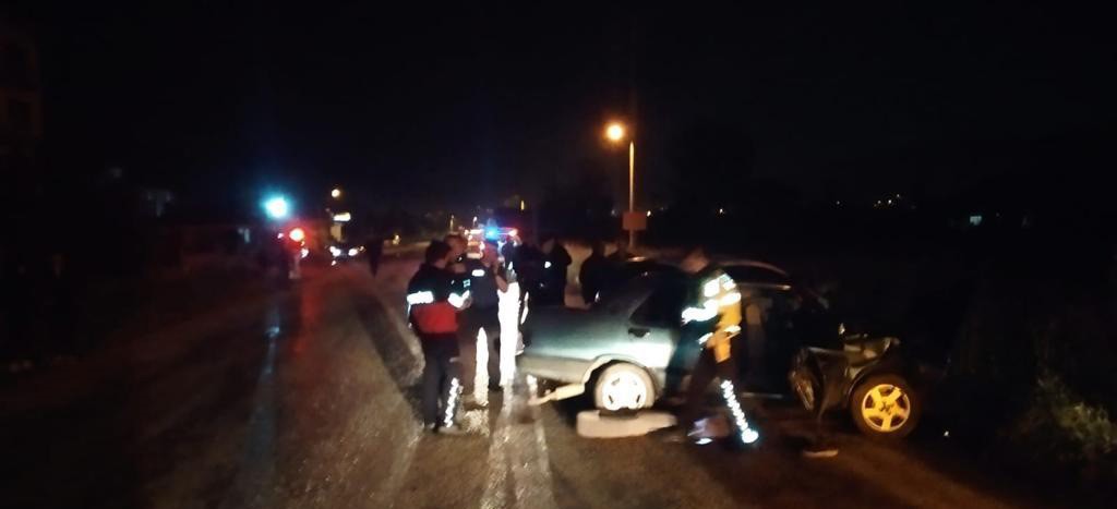 BURDUR’UN BUCAK İLÇESİNDE 2 OTOMOBİLİN ÇARPIŞMASI SONUCU MEYDANA GELEN KAZADA