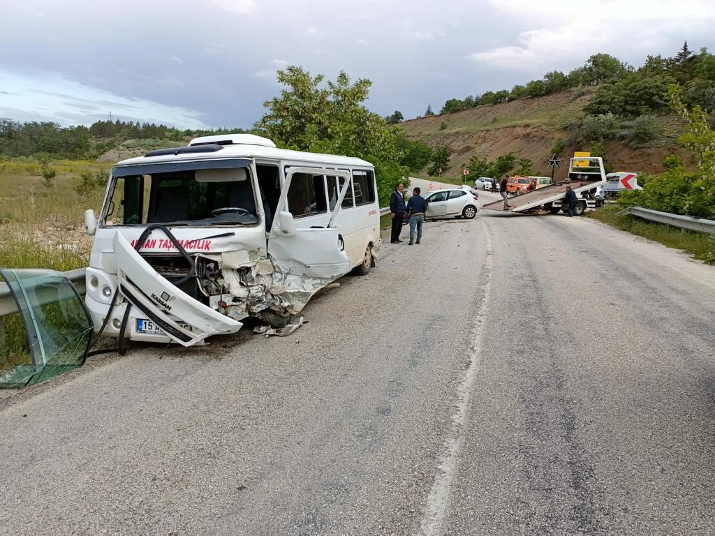 BURDUR’UN KARAMANLI İLÇESİNDE İŞÇİ SERVİSİ İLE OTOMOBİLİN ÇARPIŞMASI SONUCU MEYDANA