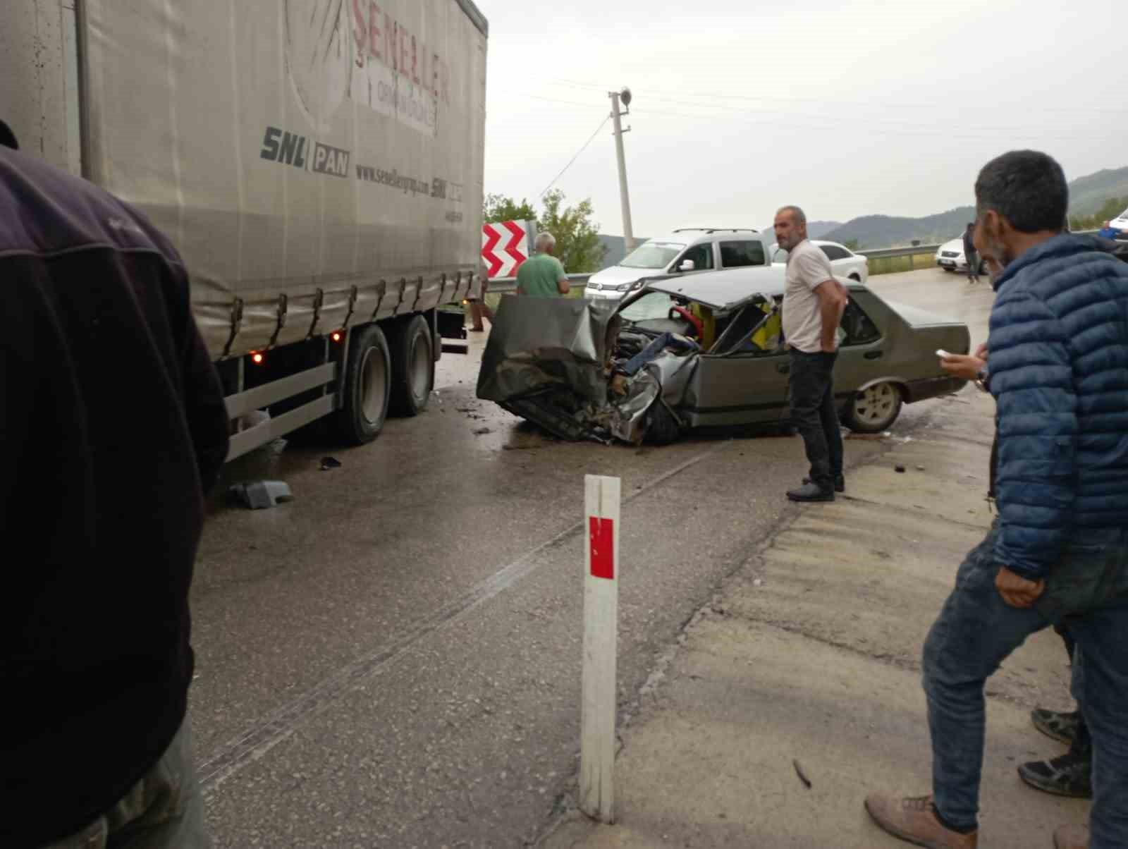 BUCAK AĞLASUN KARAYOLU ÜZERİNDE KAMYONET İLE OTOMOBİLİN ÇARPIŞMASI SONUCU MEYDANA