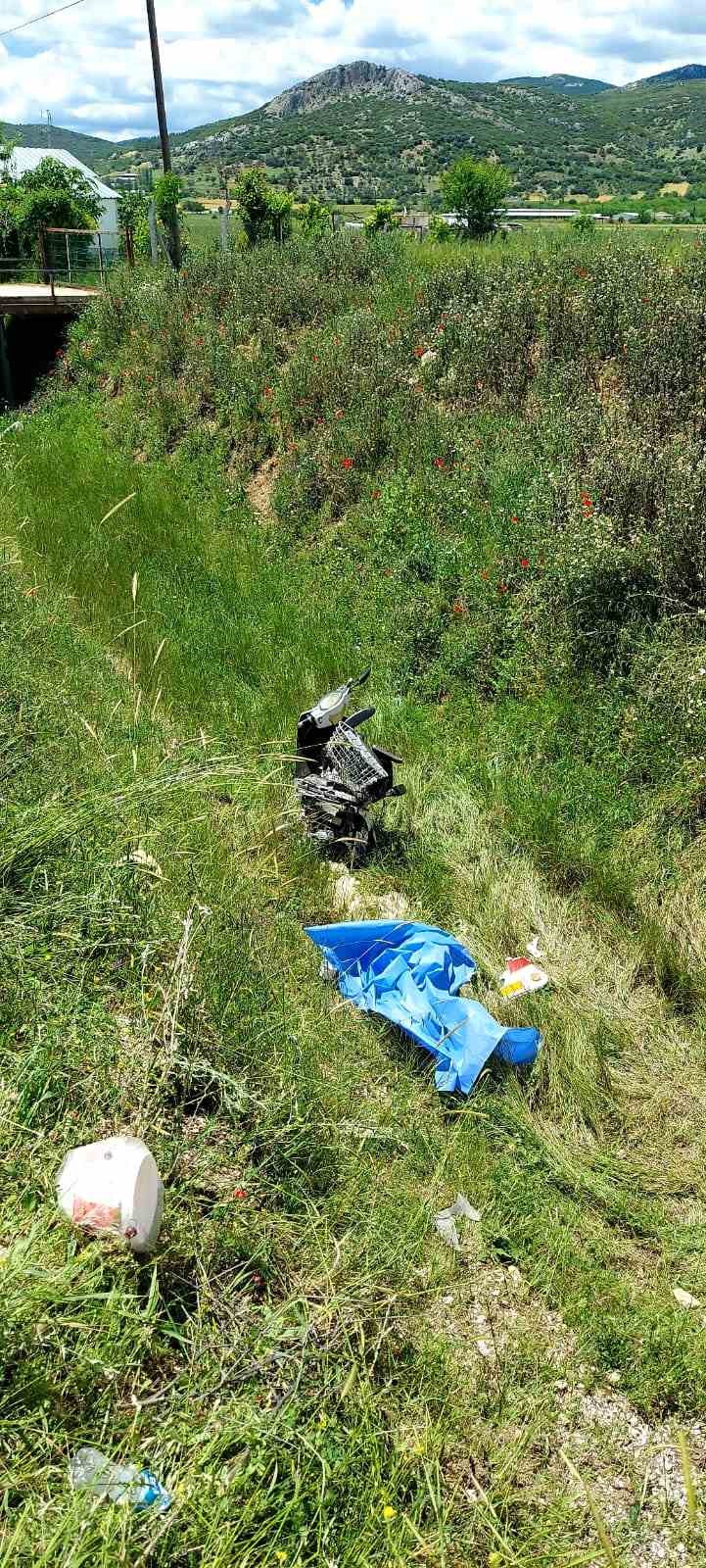 BURDUR'UN BUCAK İLÇESİ KESTEL YOLUNDA MEYDANA GELEN TRAFİK KAZASINDA MOTOSİKLET