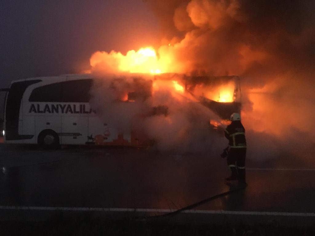 BURDUR-ANTALYA KARAYOLUNDA SEYİR HALİNDEKİ YOLCU OTOBÜSÜ YANARAK KULLANILAMAZ HALE GELDİ,