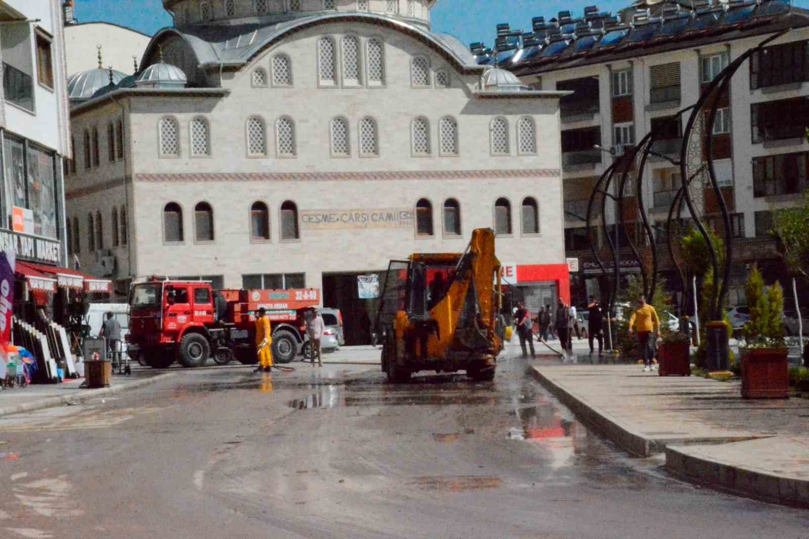 BURDUR’UN GÖLHİSAR İLÇESİNDE AKŞAM SAATLERİNDE YAŞANAN SEL FELAKETİNİN AÇTIĞI HASARLAR