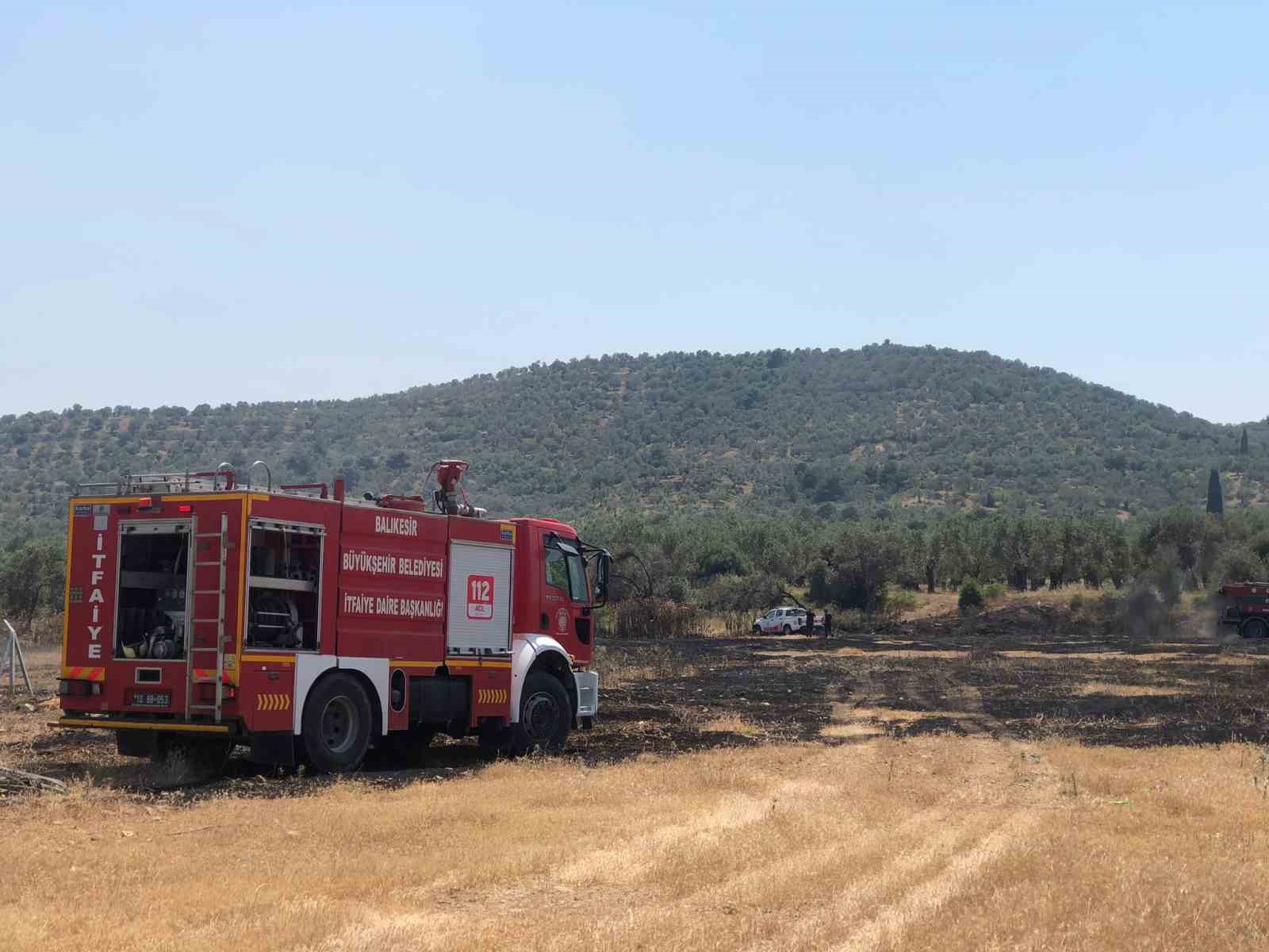 BURHANİYE'DE ŞARKÖY ÇÖPLÜĞÜ YANINDAKİ OTLUK ALANDA ÇIKAN YANGIN KORKUTTU.