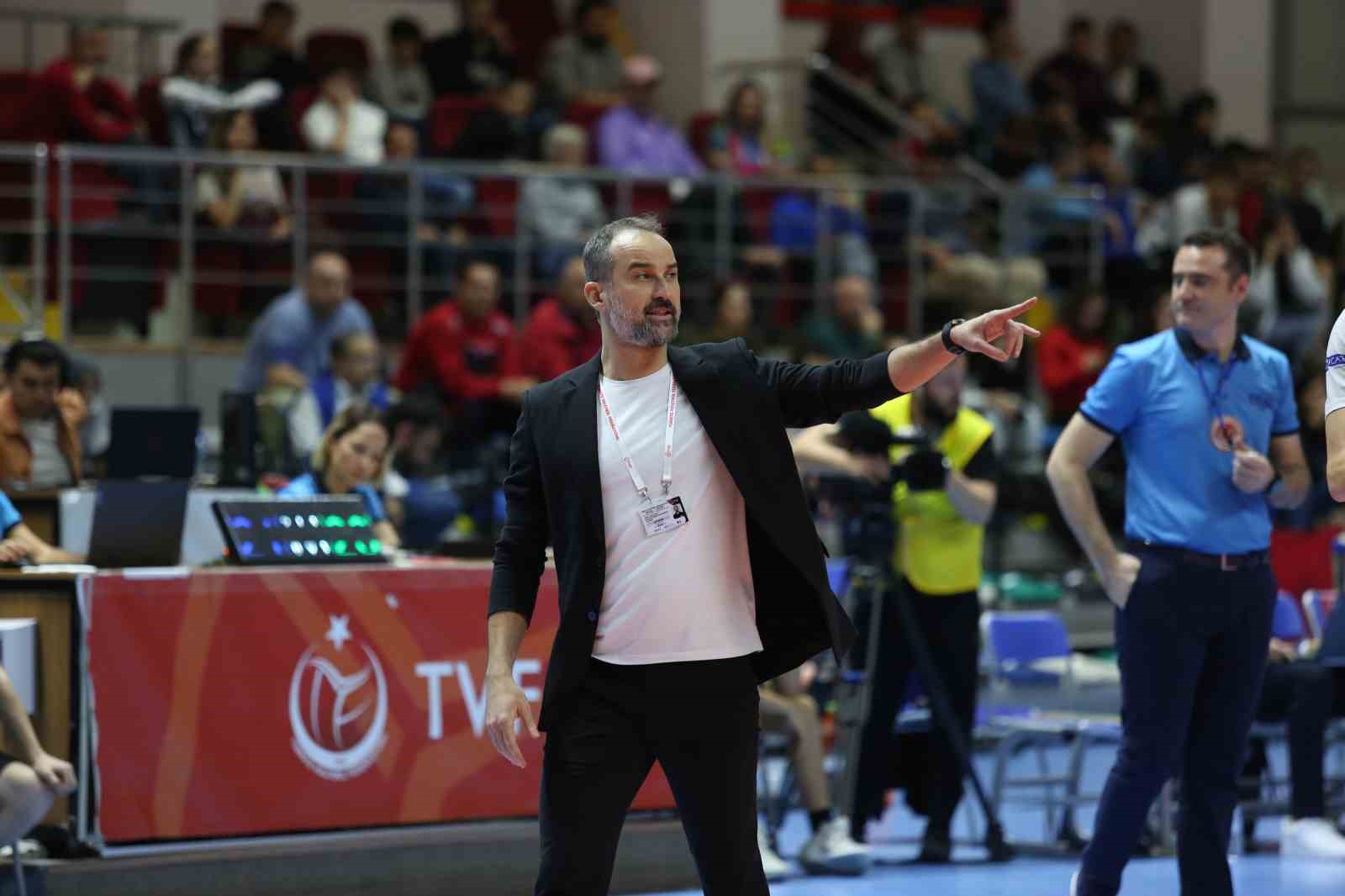 BURSA BÜYÜKŞEHİR BELEDİYESPOR BAŞANTRENÖR CEMAL BORA ŞENSOY’LA YOLA DEVAM EDECEK