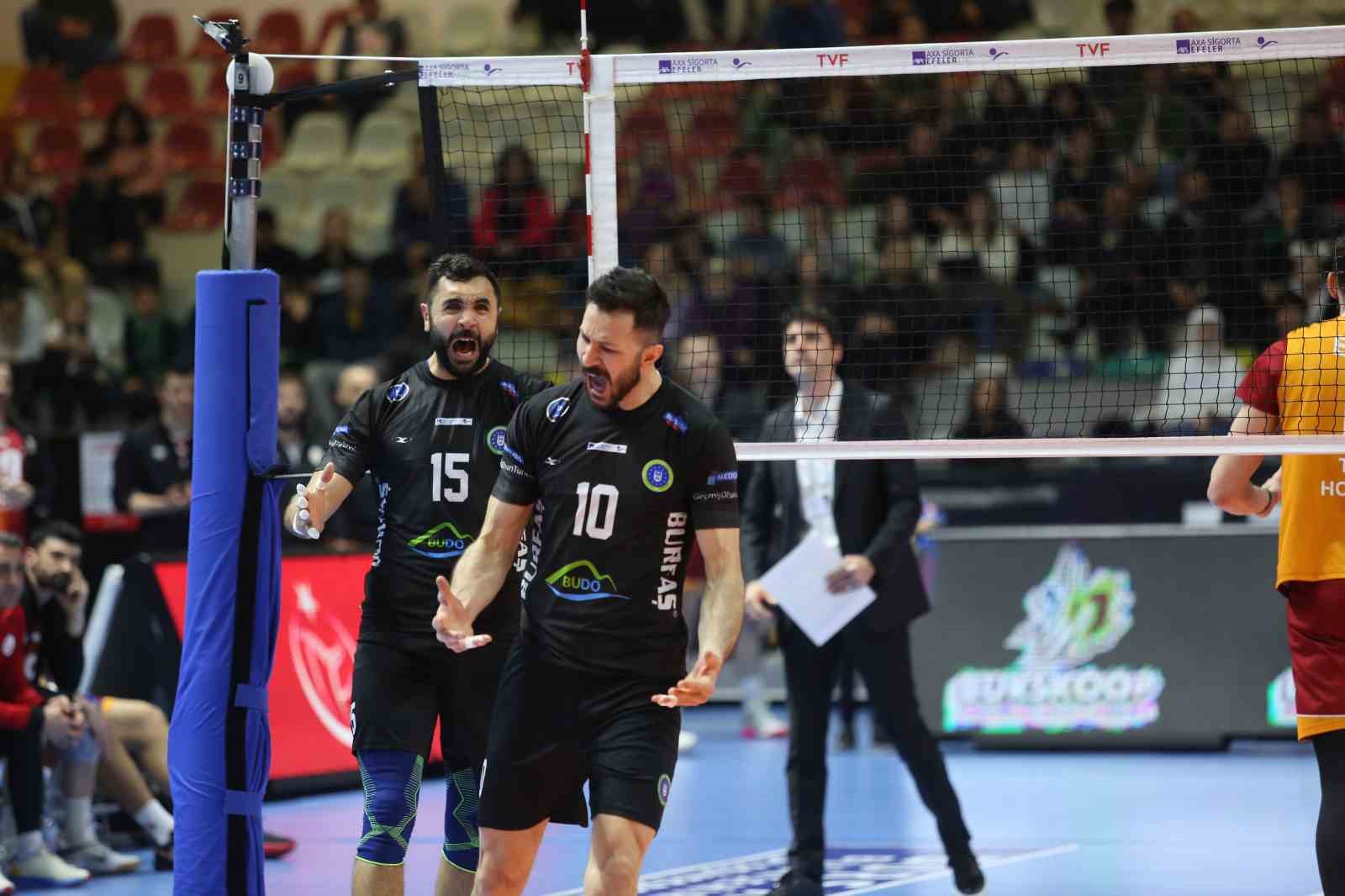 BURSA BÜYÜKŞEHİR BELEDİYESPOR EMRE BATUR’LA SÖZLEŞME YENİLEDİ