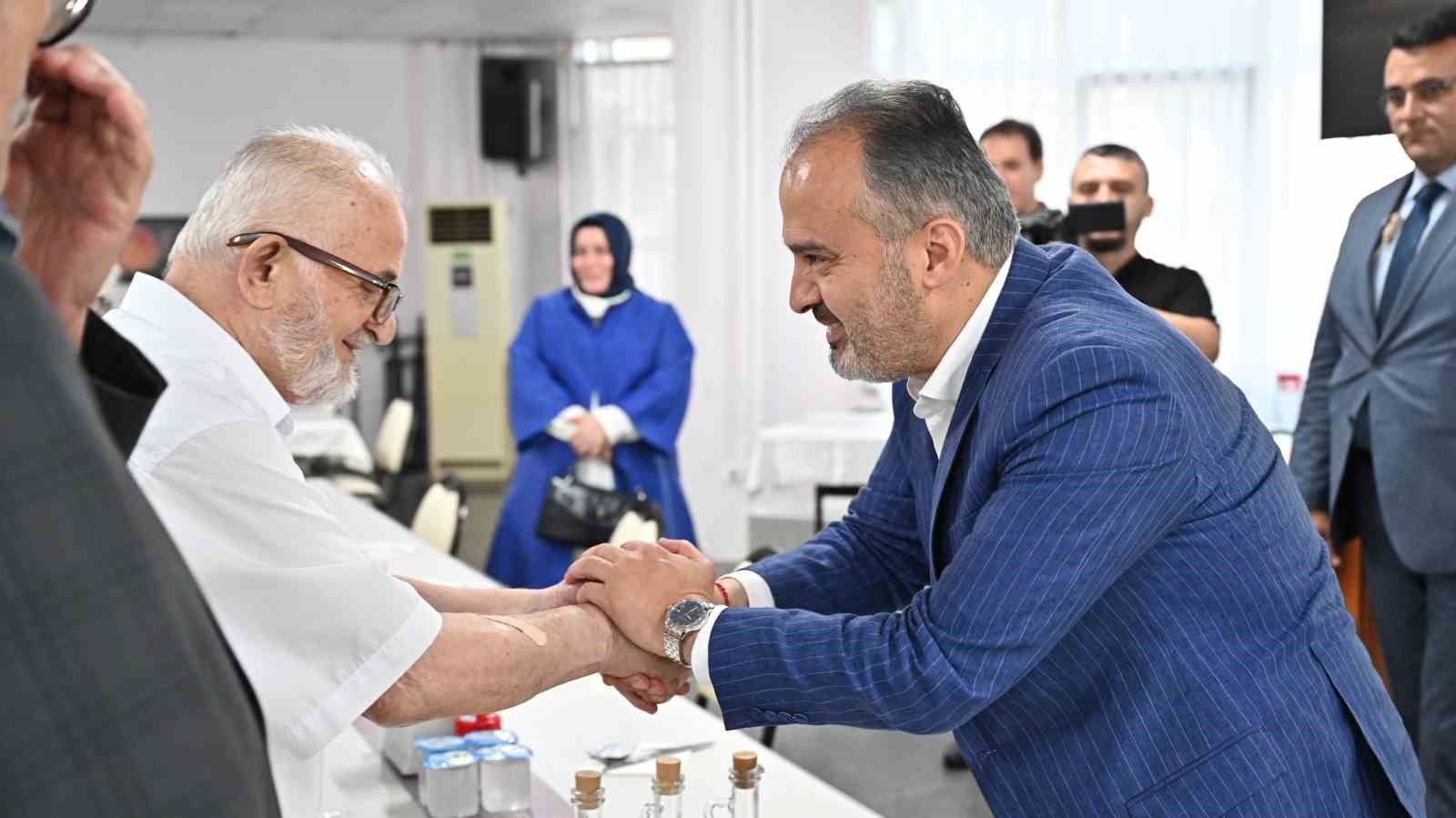 BURSA BÜYÜKŞEHİR BELEDİYE BAŞKANI ALİNUR AKTAŞ, KURBAN BAYRAMI’NIN İLK GÜNÜNÜ
