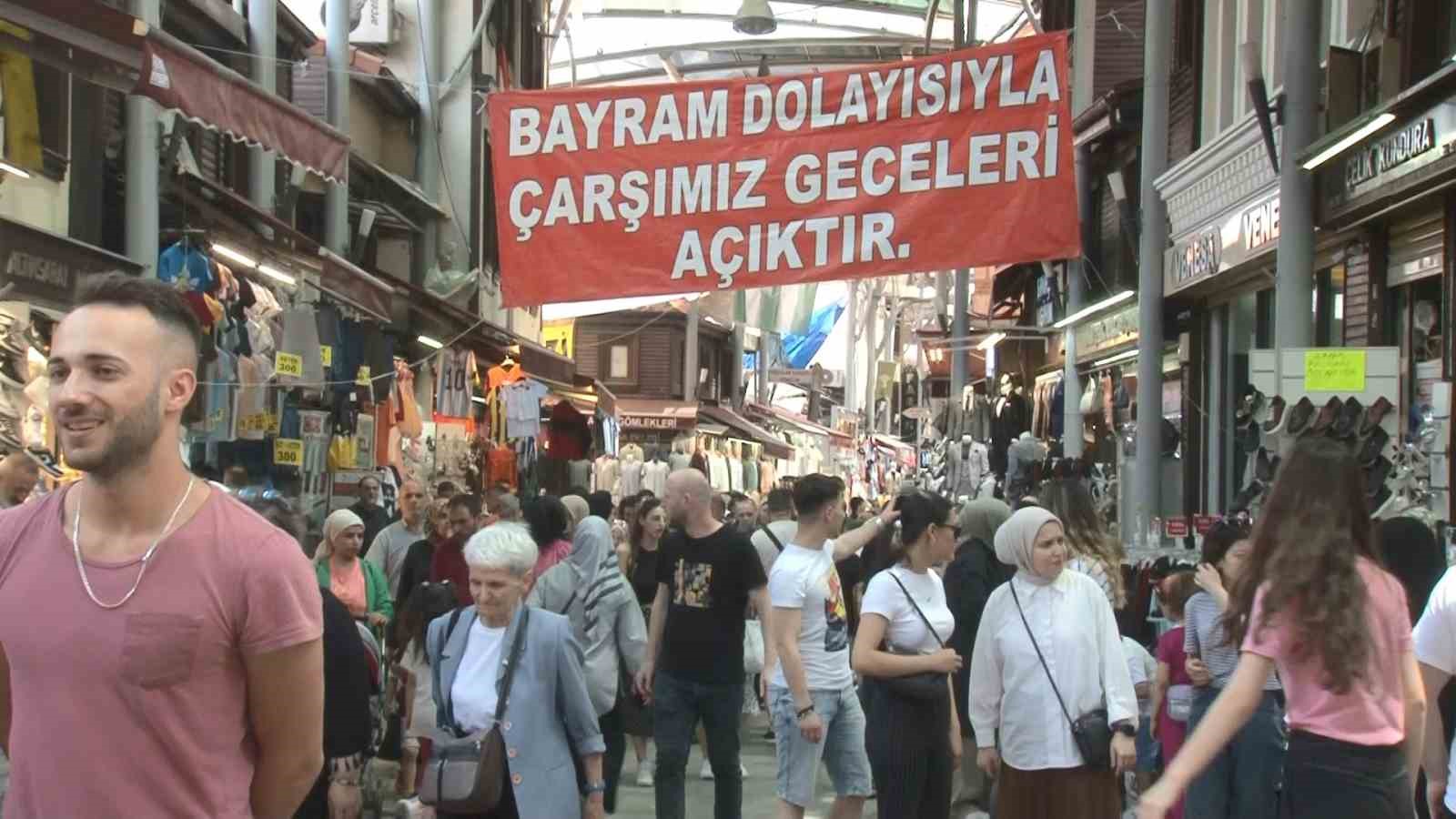 BURSA’NIN OSMANGAZİ İLÇESİNDE BULUNAN, UZUN ÇARŞIDA BAYRAM TELAŞI BAŞLADI. BAYRAM