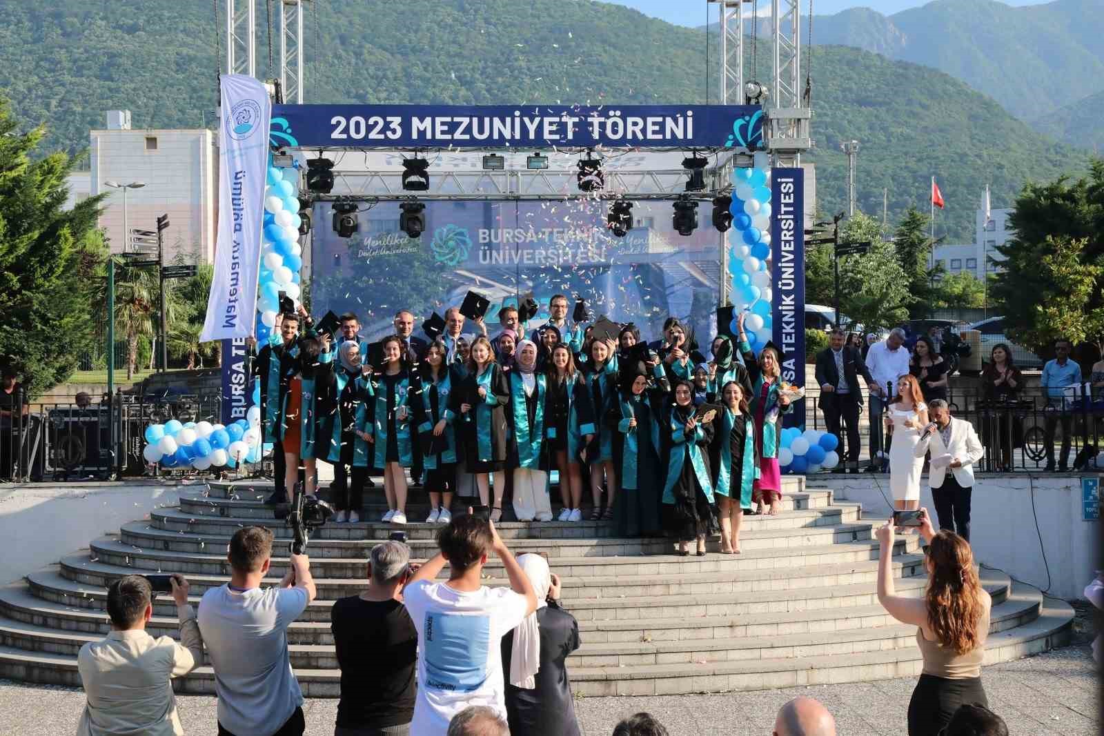 BURSA TEKNİK ÜNİVERSİTESİ (BTÜ) 2022-2023 AKADEMİK YILI MEZUNİYET TÖRENİ GERÇEKLEŞTİRİLDİ.