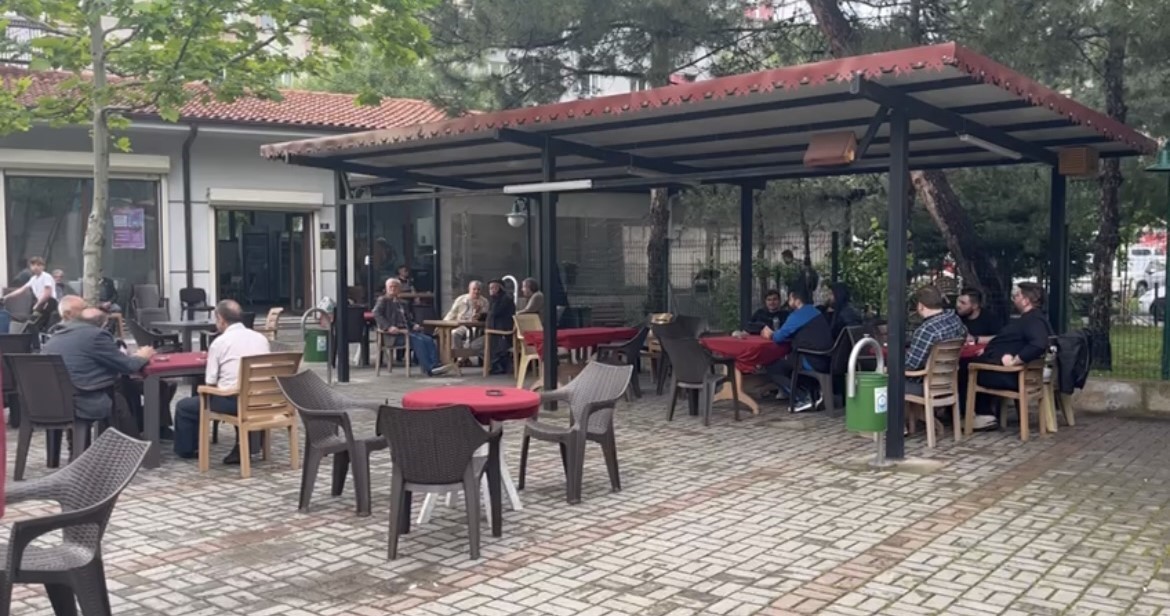 BURSA'DA CAMİİ AVLUSUNDA SOHBET ETMEK İÇİN BULUŞTUĞU ARKADAŞININ ŞAKALAŞIRKEN ATEŞ