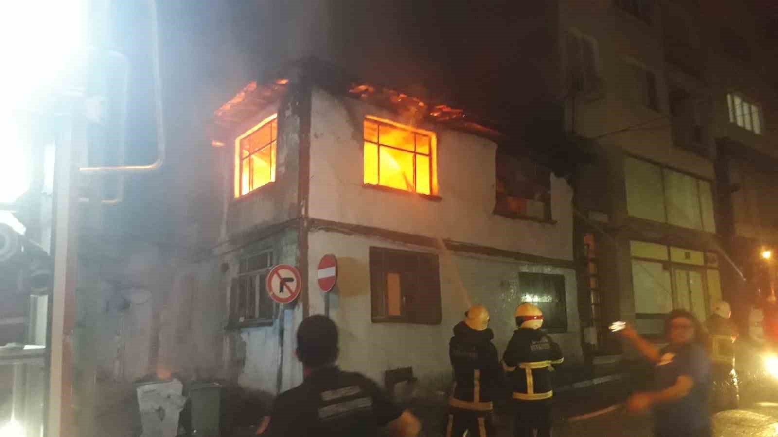 BURSA'DA İKİ KATLI AHŞAP EV ALEVLERE TESLİM OLDU.