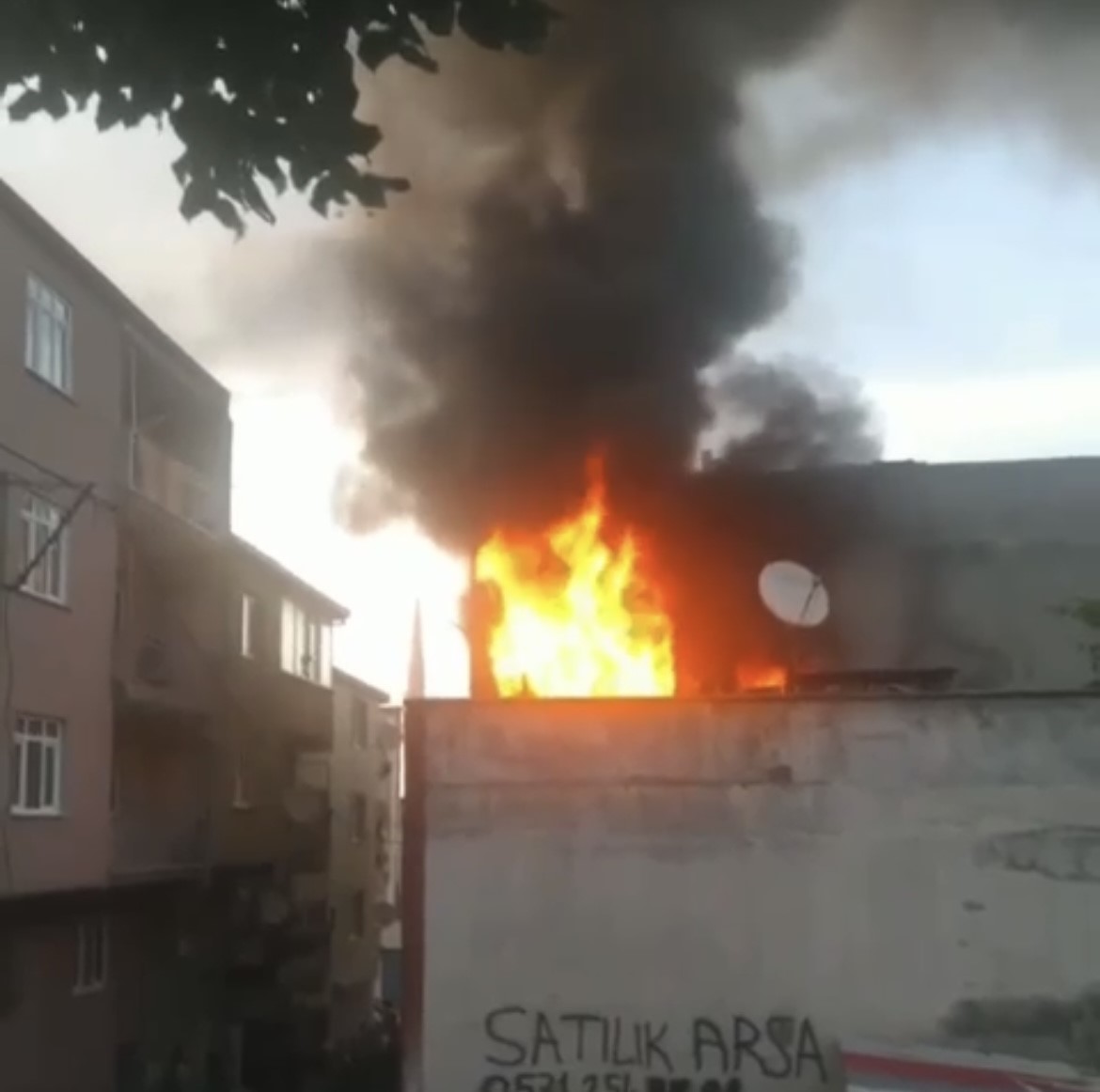 BURSA’DA 2 KATLI BİR BİNANIN ÇATI KATINDA ÇIKAN YANGIN KORKU