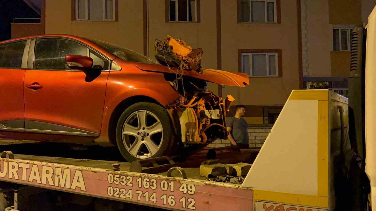 BURSA'NIN İNEGÖL İLÇESİ SÜLEYMANİYE MAHALLESİ'NDE MEYDANA GELEN KAZADA 2 OTOMOBİL