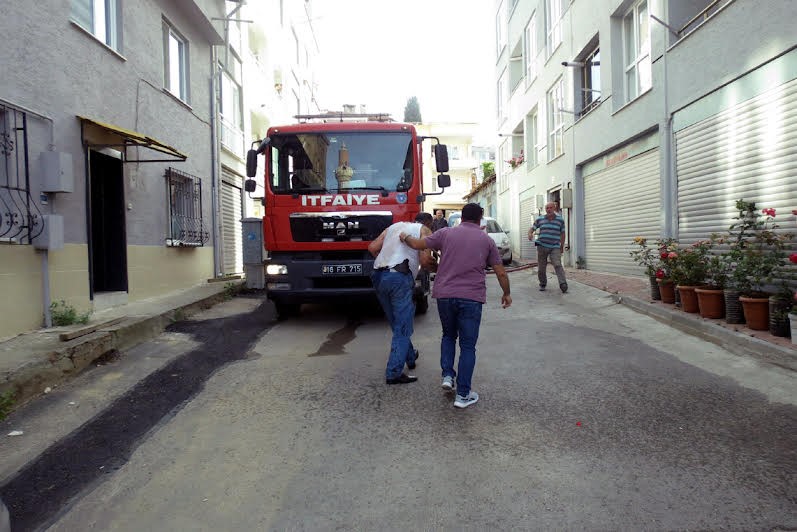 BURSA’DA 5 KATLI BİNANIN ÇATI KATI ALEV ALEV YANDI :