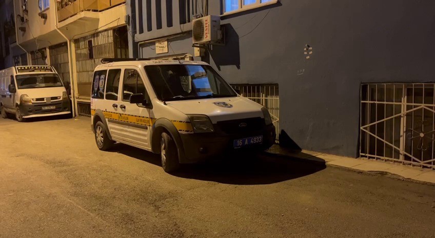 BURSA’DA ÇEŞİTLİ YERLERİNDEN BIÇAKLANAN 59 YAŞINDAKİ ADAM EVİNDE ÖLÜ BULUNDU.
