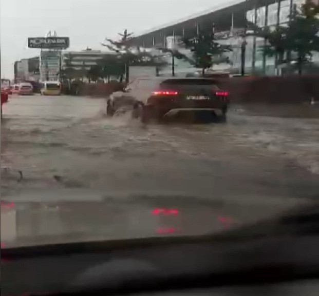BURSA’DA SAĞANAK HAYATI FELÇ EDERKEN OTOPARKLAR ŞELALEYE, YOLLAR GÖLE DÖNDÜ.