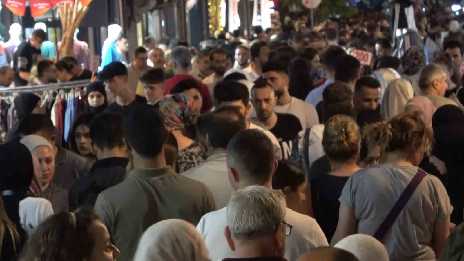 BURSA'DA VATANDAŞLAR GECE SAATLERİNDE BAYRAM ALIŞVERİŞİ YAPMAK İÇİN ÇARŞIYA AKIN