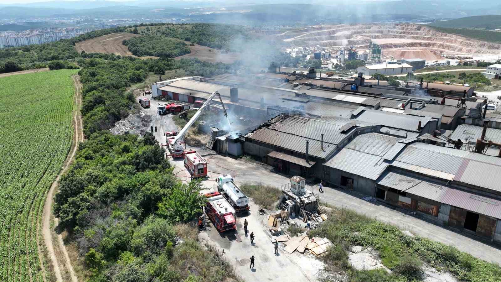 BURSA'DA BİR BOYA FABRİKADA HENÜZ BİLİNMEYEN BİR NEDENDEN DOLAYI YANGIN