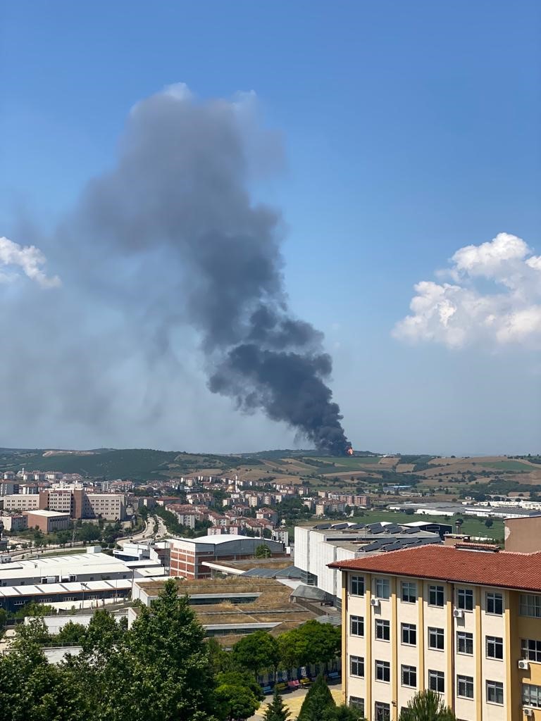 BURSA'DA BİR FABRİKADA BİLİNMEYEN BİR NEDENDEN DOLAYI YANGIN ÇIKTI.