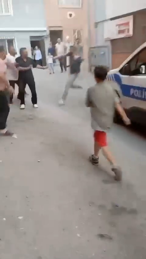 BURSA’DA DAHA ÖNCEDEN ARALARINDA HUSUMET BULUNAN 2 AİLE SOKAK ORTASINDA