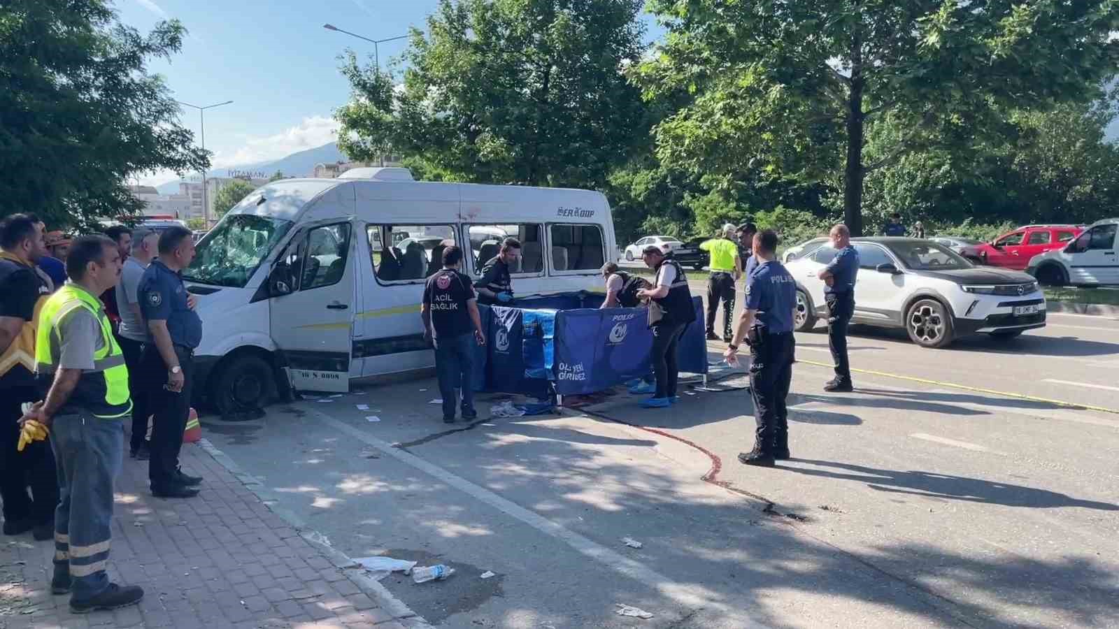 BURSA'DA İŞÇİ SERVİSİYLE OTOMOBİLİN ÇARPIŞMASI SONUCU 1 KİŞİ HAYATINI KAYBETTİ,