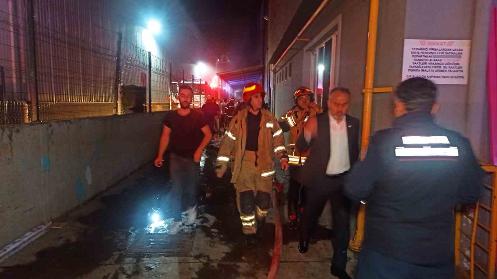 BURSA’NIN NİLÜFER İLÇESİNDE LUNAPARKLARA KAUÇUK ÜRETEN BİR FABRİKADA YANGIN ÇIKTI.
