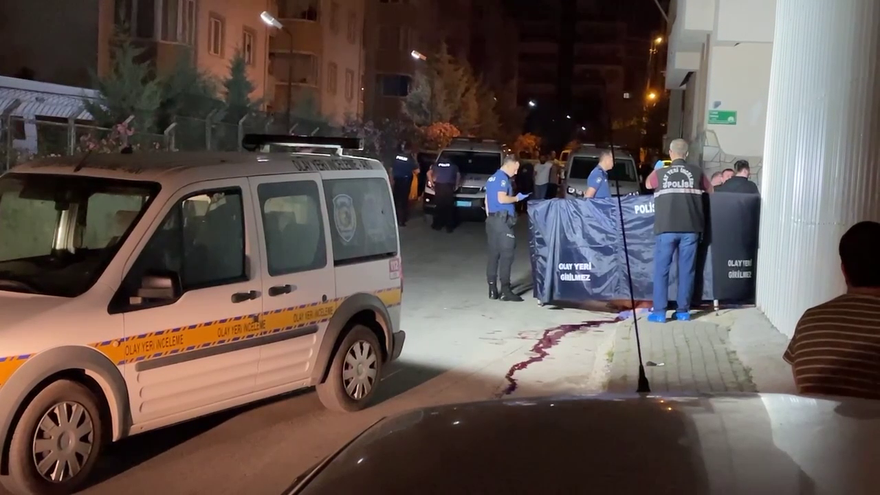 BURSA’DA ARALARINDA HUSUMETİ BULUNAN KAYINPEDER DAMADININ BOĞAZINI KESTİ.