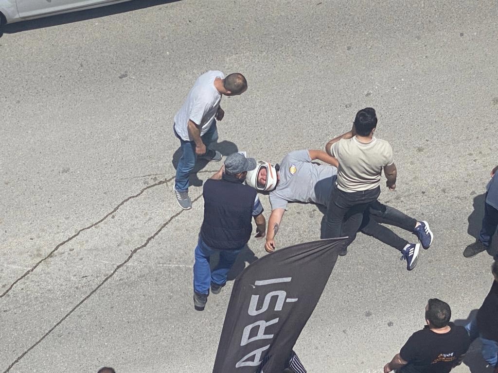 BURSA’DA OTOMOBİL İLE ÇARPIŞAN MOTOSİKLET SÜRÜCÜSÜ METRELERCE SAVRULDU.