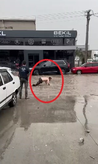 BURSA'NIN İNEGÖL İLÇESİNDE ETKİLİ OLAN SAĞANAK YAĞIŞ HAYATI ADETA FELÇ