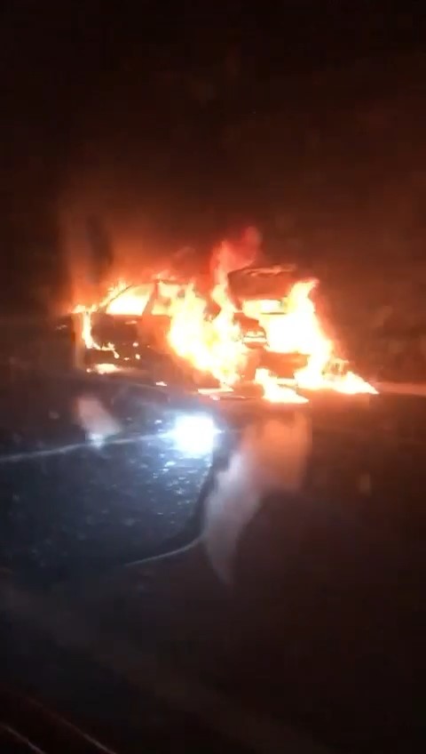 BURSA’DA SEYİR HALİNDEKİ OTOMOBİL ALEV ALEV YANDI.