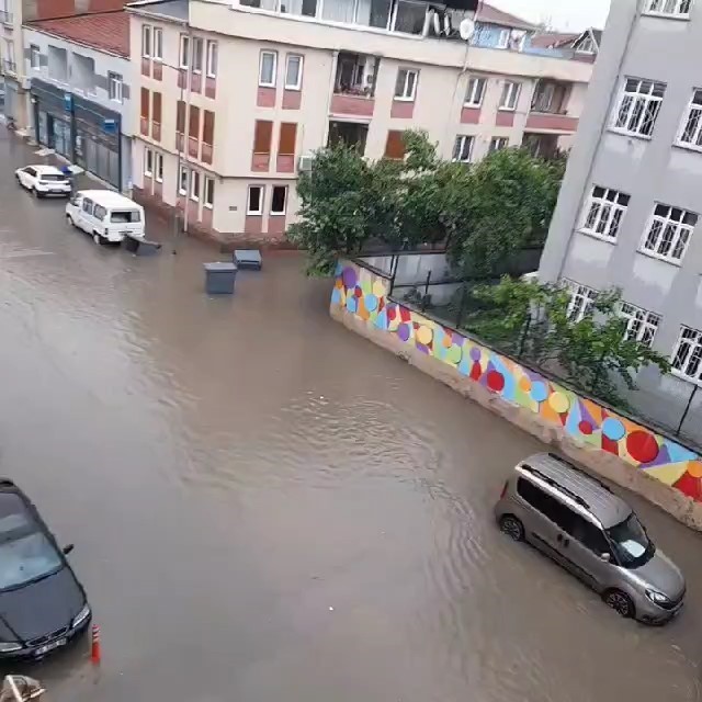 BURSA'NIN İNEGÖL İLÇESİNDE ETKİLİ OLAN SAĞANAK YAĞIŞ HAYATI FELÇ ETTİ.
