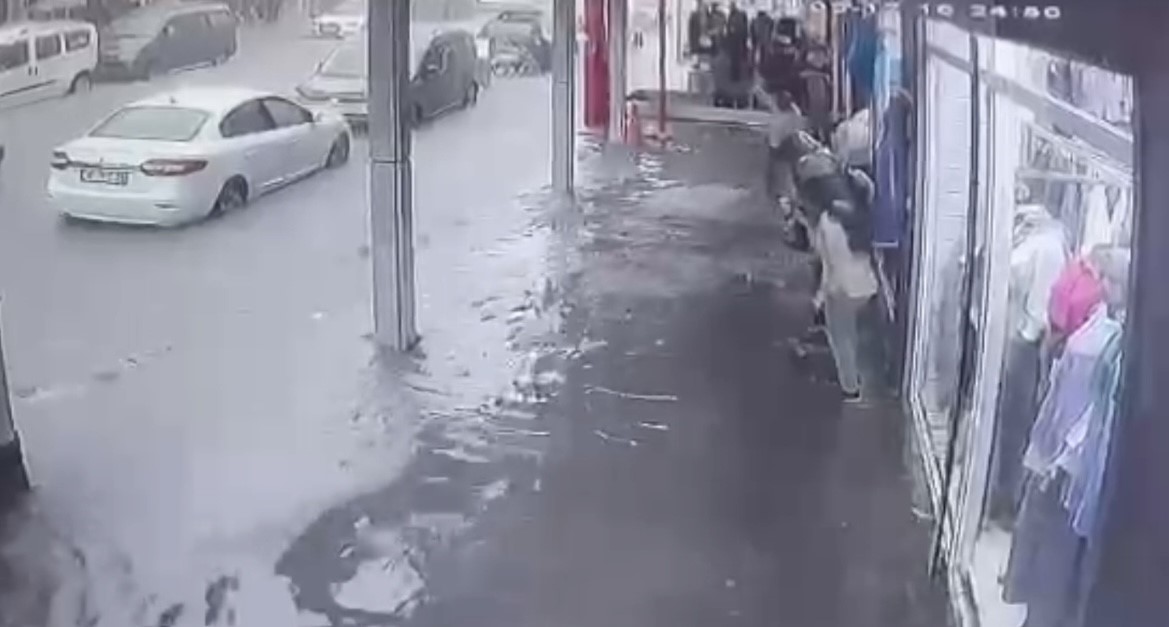 BURSA’DA CADDE VE SOKAKLARI GÖLE ÇEVİREN ŞİDDETLİ YAĞIŞ ESNAFLARA ZOR