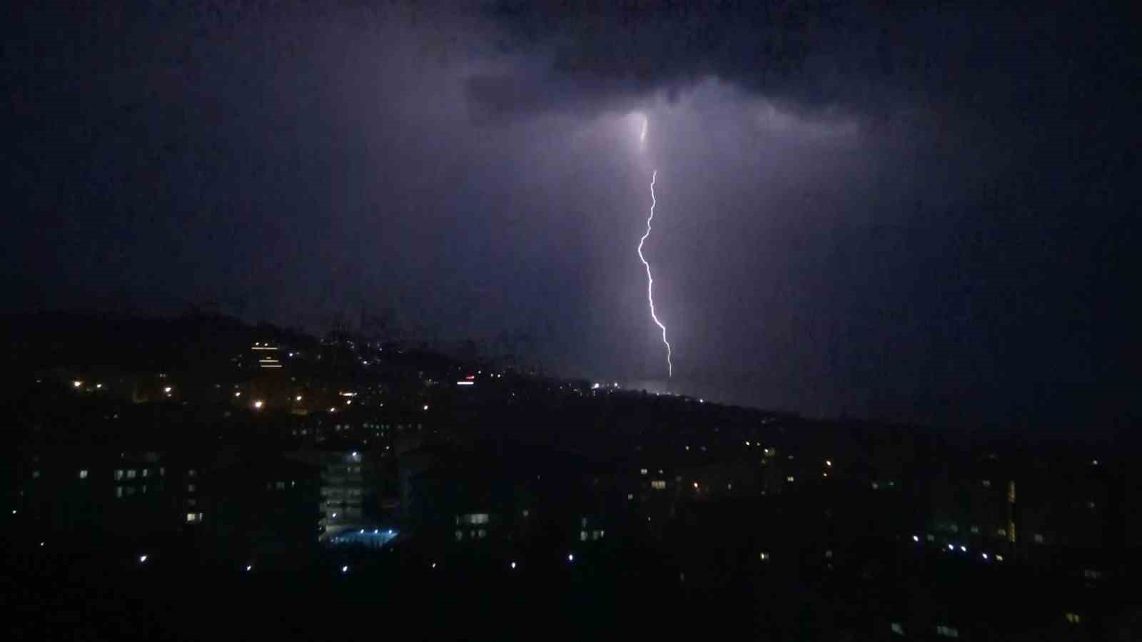 BURSA’NIN MUDANYA İLÇESİNDE ŞİMŞEKLER GECEYİ AYDINLATTI.