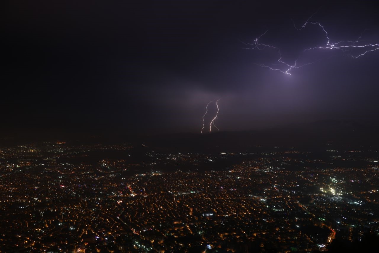 BURSA’DA METEOROLOJİNİN YAĞIŞ UYARILARININ ARDINDAN ETKİSİNİ GÖSTEREN YAĞMURLA BİRLİKTE ÇAKAN