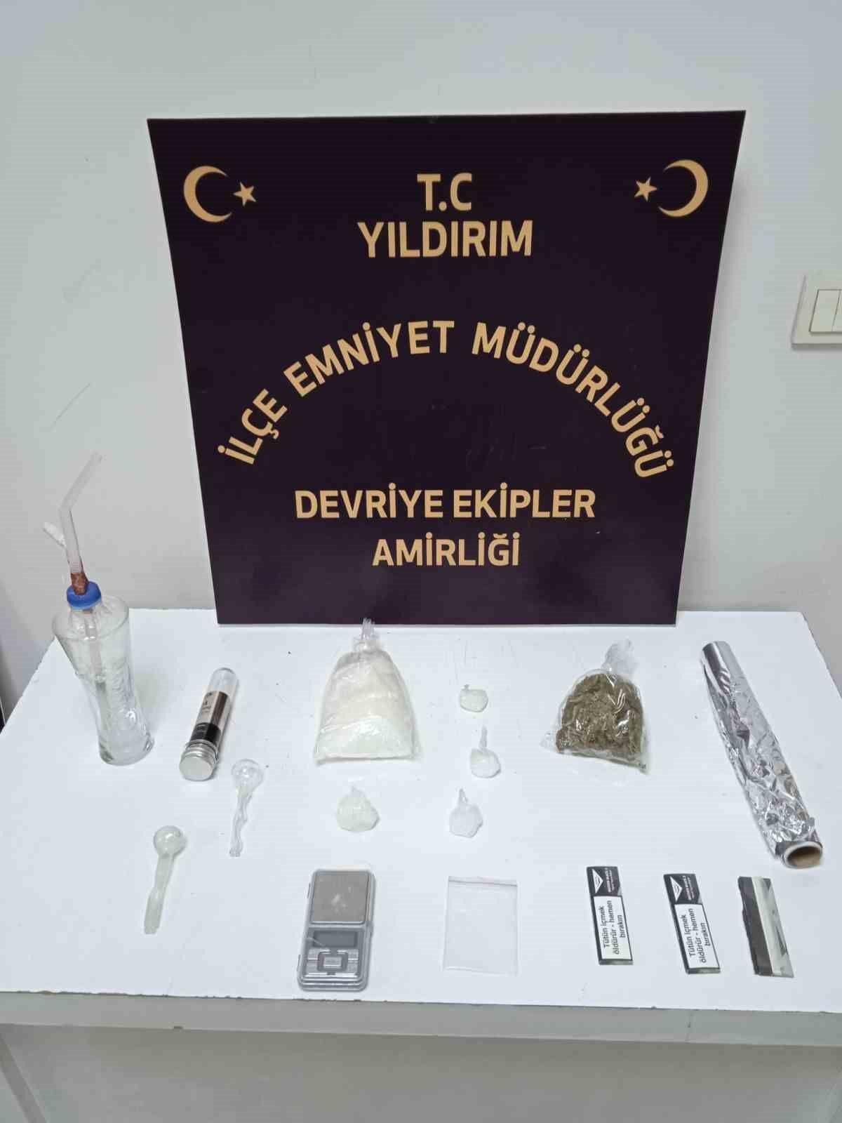 BURSA'DA POLİS EKİPLERİ UYUŞTURUCU MADDE TİCARETİNE YÖNELİK YAPTIĞI ÇALIŞMADA ZANLIYI