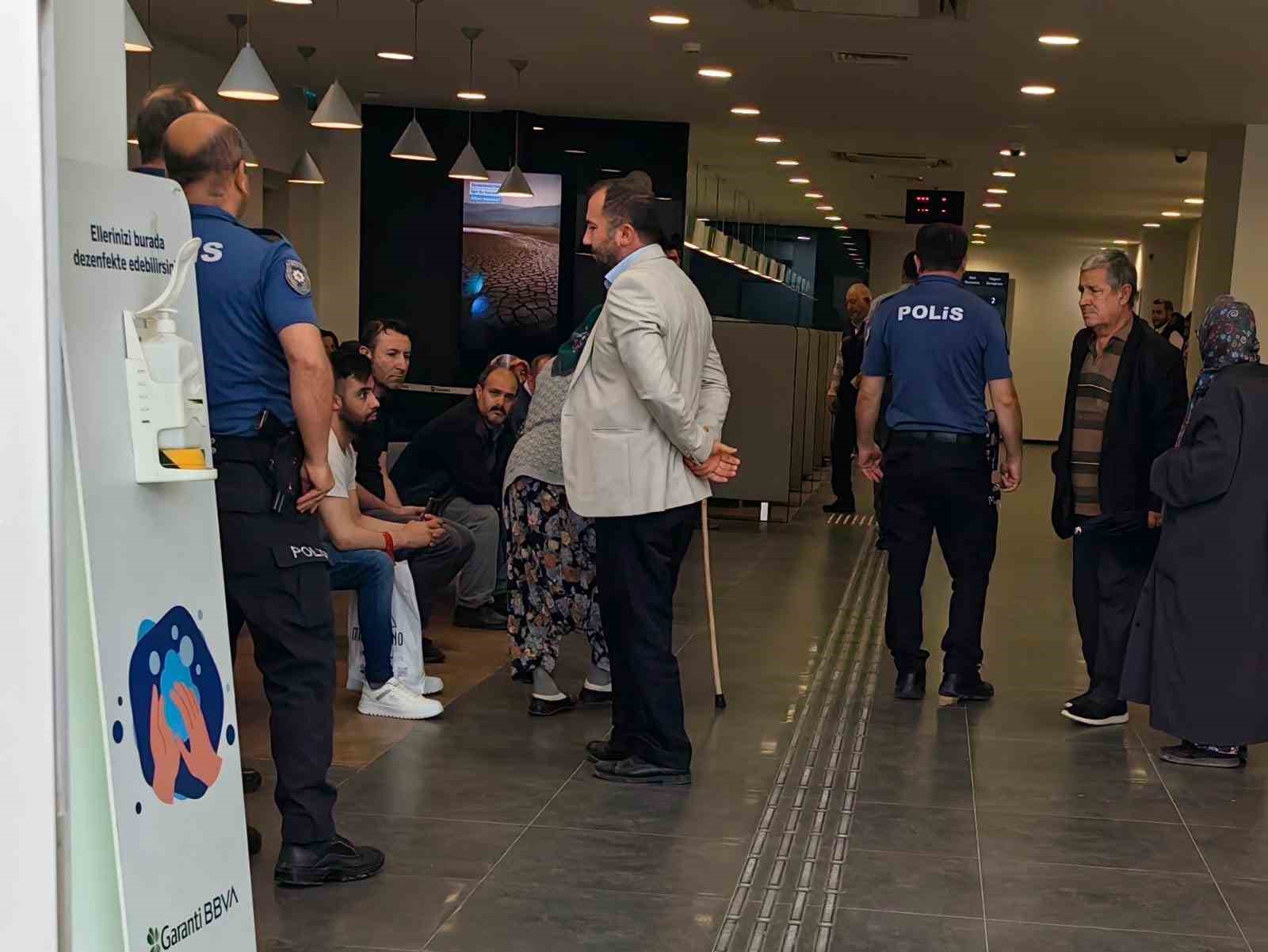 BURSA'NIN İNEGÖL İLÇESİNDE YAŞLI KADINI DOLANDIRICILARIN AĞINA DÜŞMEKTEN POLİS EKİPLERİ