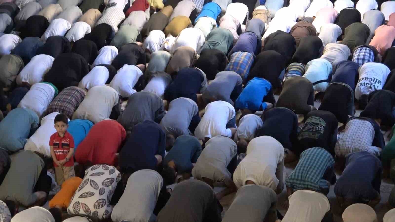 BURSA'DA KURBAN BAYRAMI DOLAYISIYLA VATANDAŞLAR BAYRAM NAMAZI İÇİN TARİHİ CAMİLERE