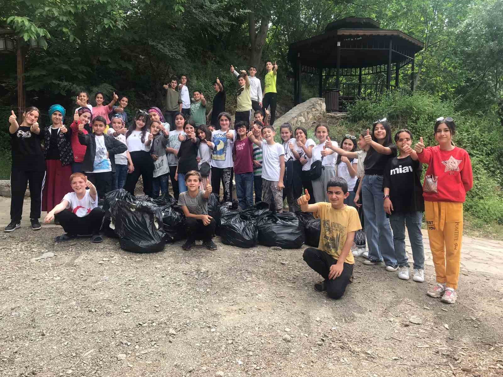 BATMAN'IN SASON İLÇESİNDE TARİHİ MESİRE ALANDA BİR ARAYA GELEN ORTAOKUL