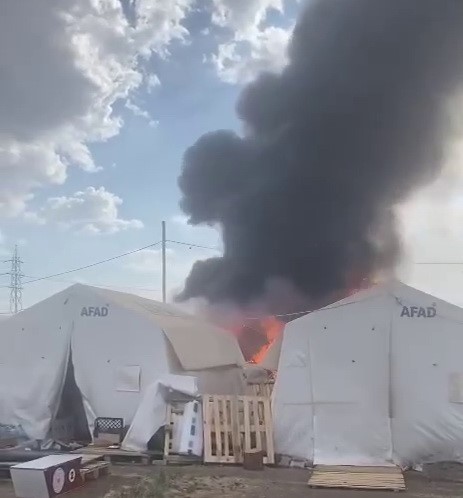 ADIYAMAN’DA, ÇADIR KENTTE ÇIKAN YANGIN KORKU VE PANİĞE NEDEN OLDU.