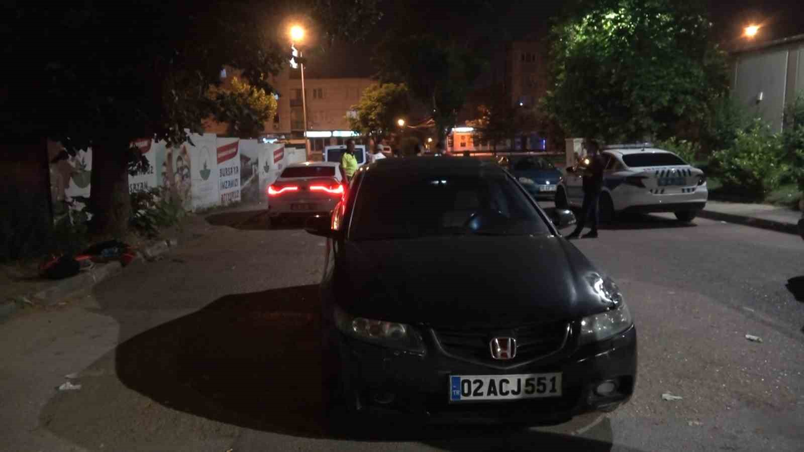 BURSA’DA UYGULAMA YAPACAĞI ESNADA PARK HALİNDEKİ ARAÇTAN ŞÜPHELENEN TRAFİK POLİSLERİ