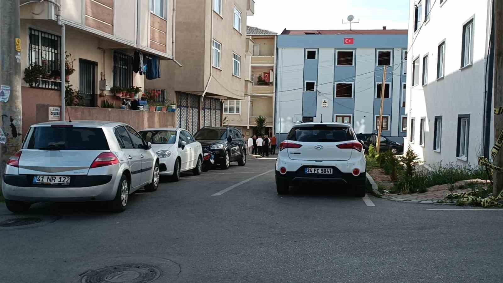 KOCAELİ’NİN GEBZE İLÇESİNDE 4. KATTAKİ DAİRESİNİN PENCERESİNDE TEMİZLİK YAPAN MAHBUP