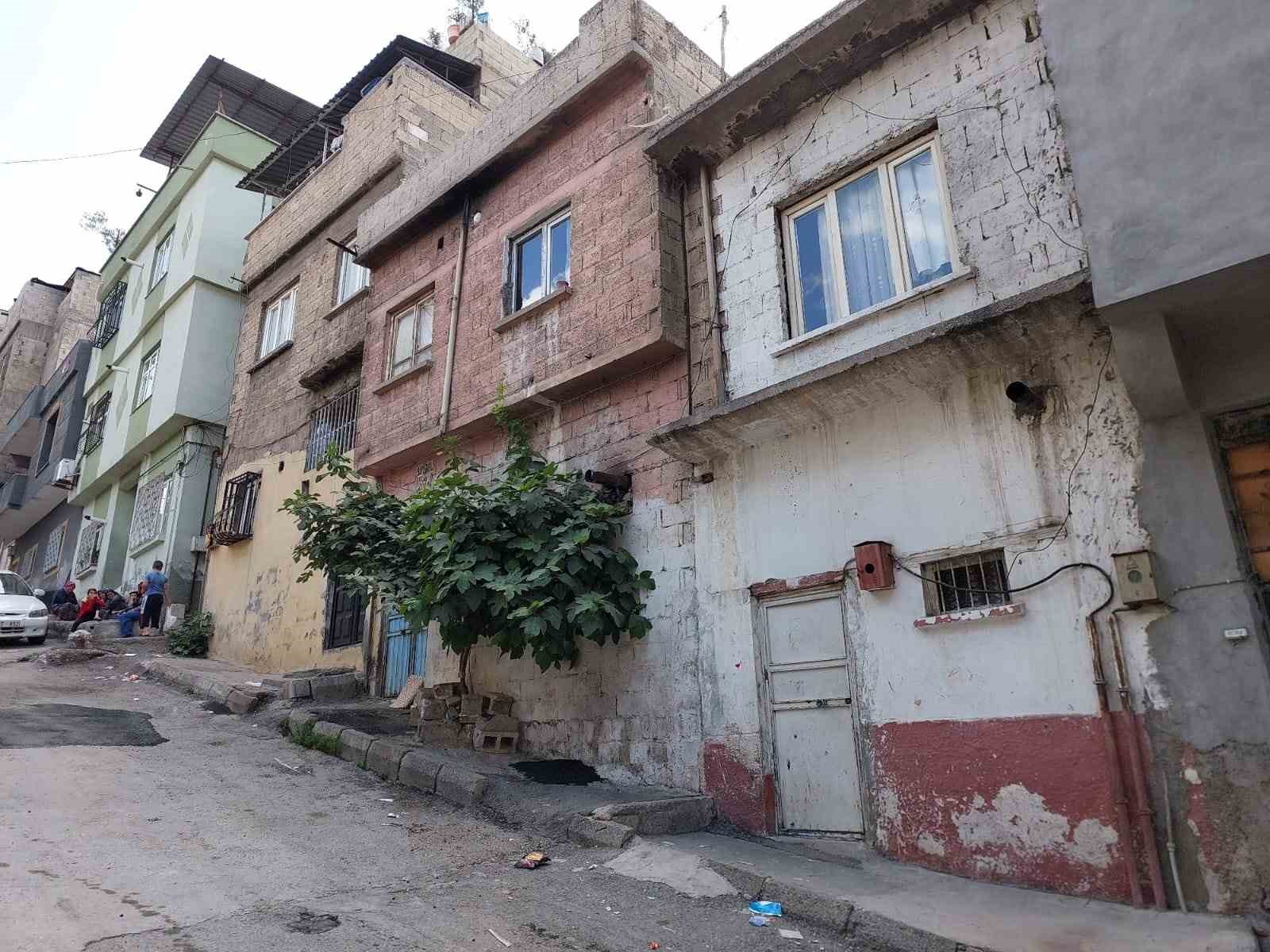 GAZİANTEP’TE EVİNDEKİ ÇANAĞI DÜZELTMEK İÇİN ÇIKTIĞI 3. KATTAN DENGESİNİ KAYBEDİP