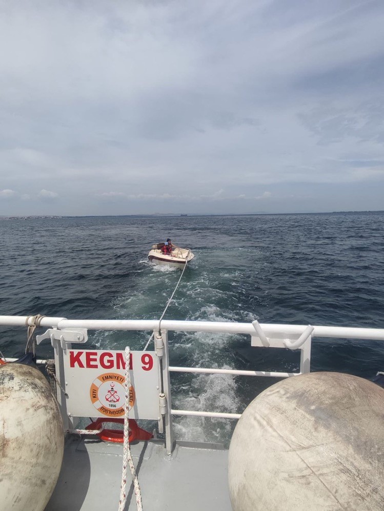 ÇANAKKALE BOĞAZI'NDA SÜRÜKLENEN TEKNE KURTARILDI