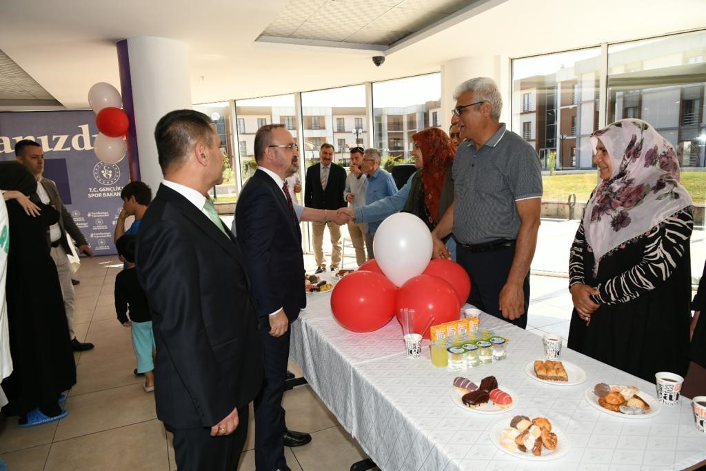 ÇANAKKALE’DE KURBAN BAYRAMI DOLAYISIYLA HÜSEYİN AKİF TERZİOĞLU YURDUNDA KALAN DEPREMZEDE