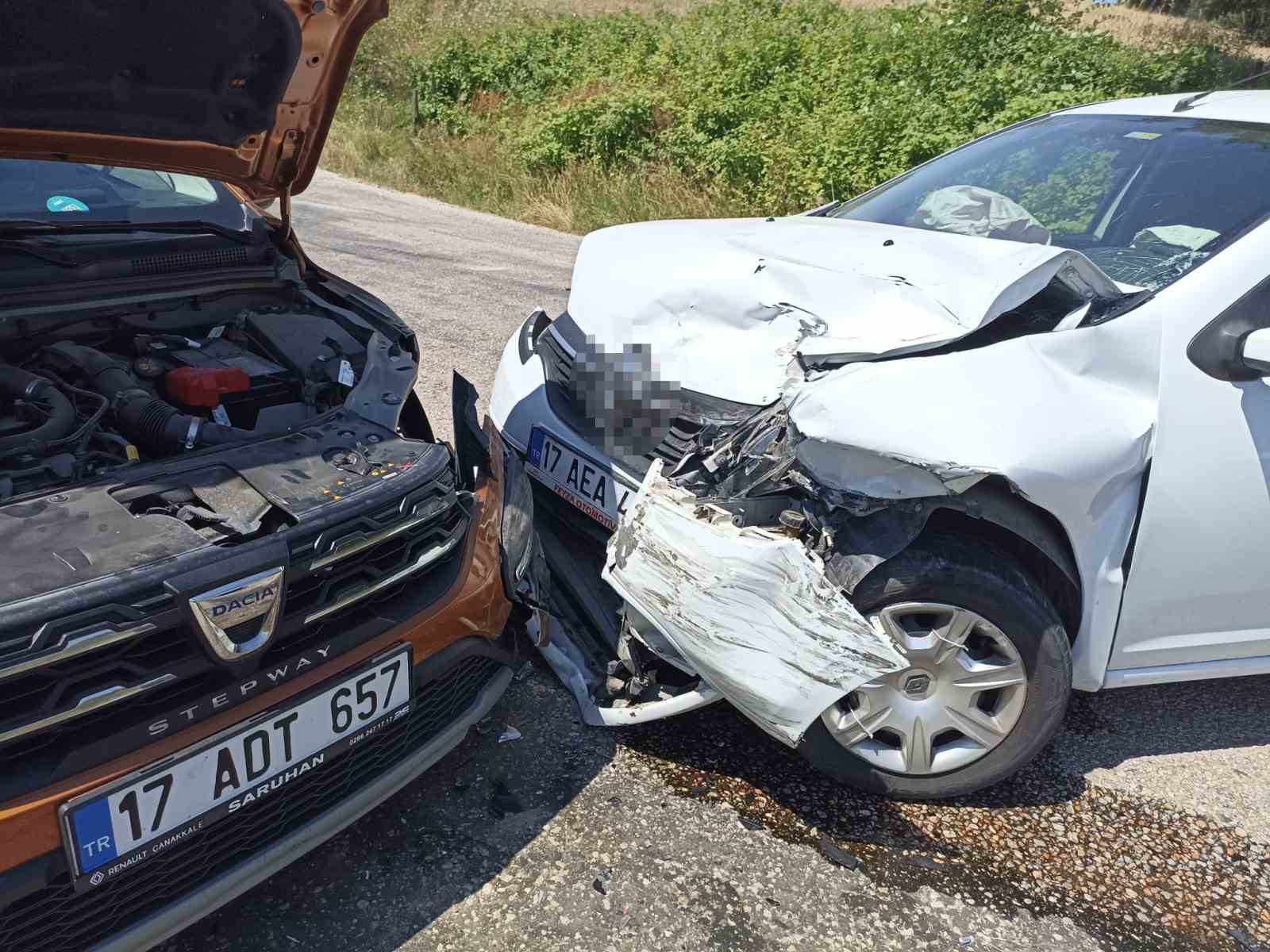 ÇANAKKALE’NİN ÇAN İLÇESİNE BAĞLI GÖLE KÖYÜ GİRİŞ YOLUNDA İKİ OTOMOBİL