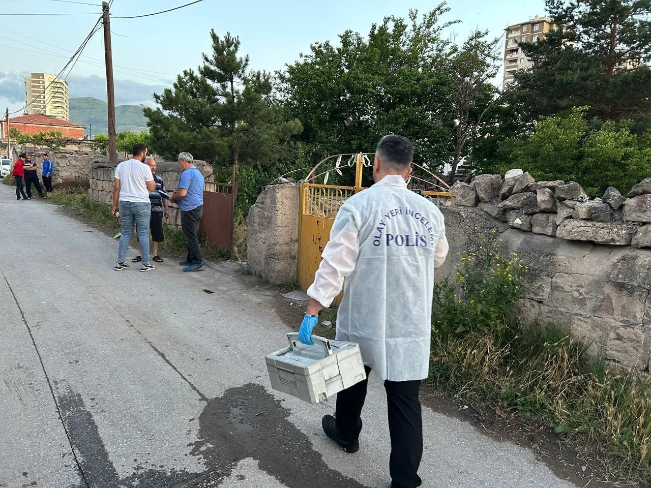 KAYSERİ’NİN MELİKGAZİ İLÇESİNDE EVİN ÇATISINDA OYUN OYNARKEN ELEKTRİK AKIMINA KAPILAN