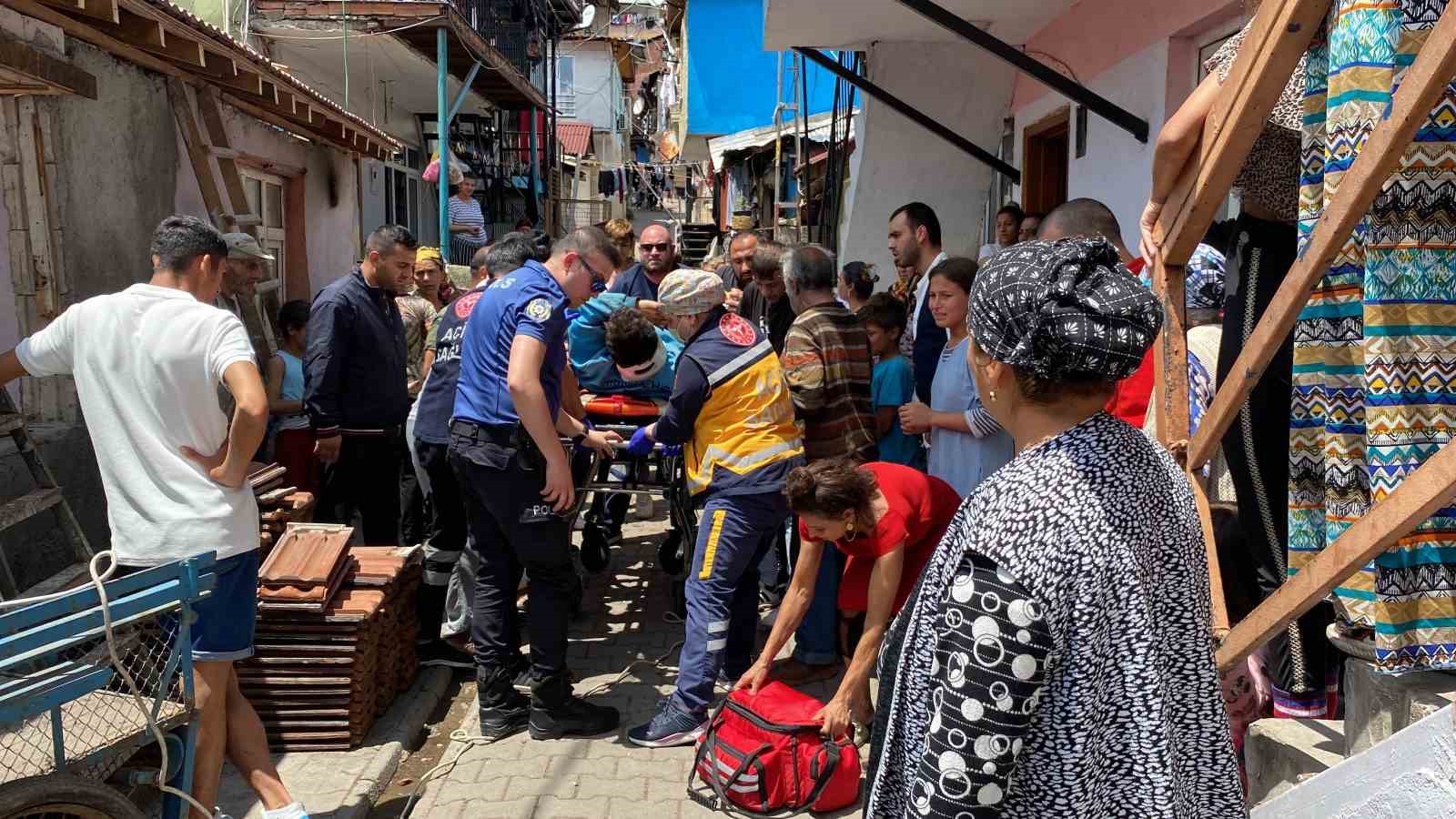 KOCAELİ'NİN İZMİT İLÇESİNDE, TADİLAT YAPTIĞI EVİNİN ÇATISINA ÇIKTIĞI ESNADA MERDİVENDEN