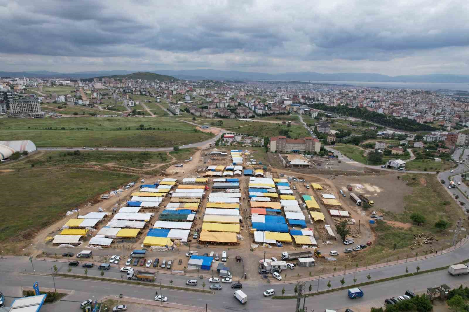 ÇAYIROVA BELEDİYESİ’NİN BU YIL AKSE MAHALLESİ’NDE KURDUĞU KURBAN PAZARINDA HAREKETLİLİK